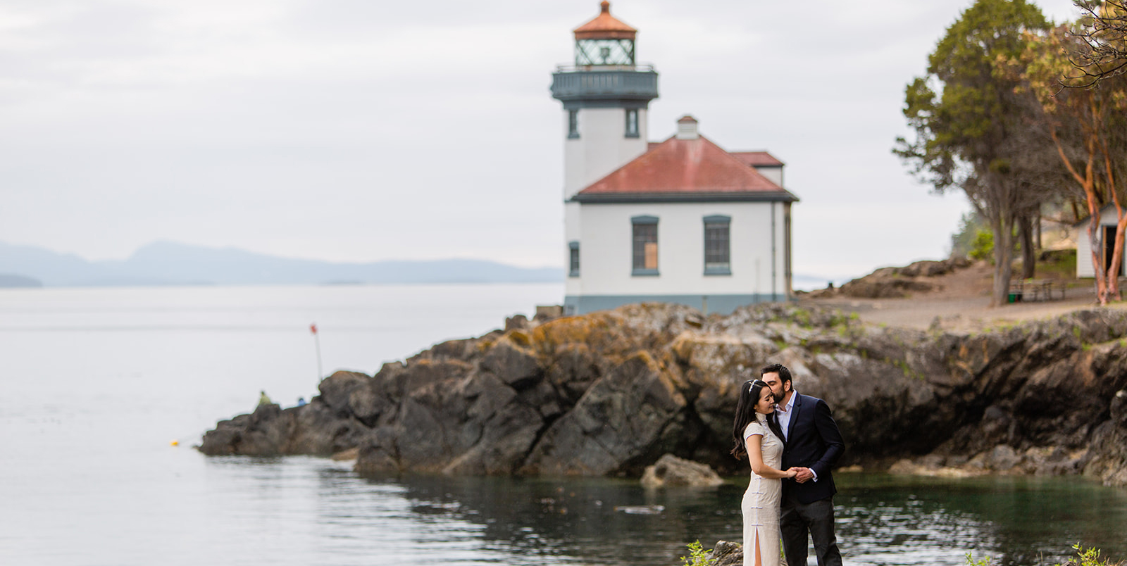 wedding couple light house