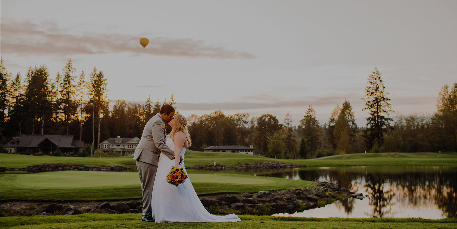 couple kissing with hot air balloon